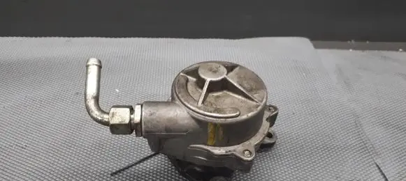 Renault Clio I Vacuum pump 72117205