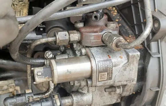 Opel Astra J Fuel injection high pressure pump 55586499 HU2940001003