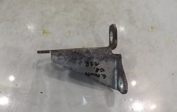 Engine mounting bracket