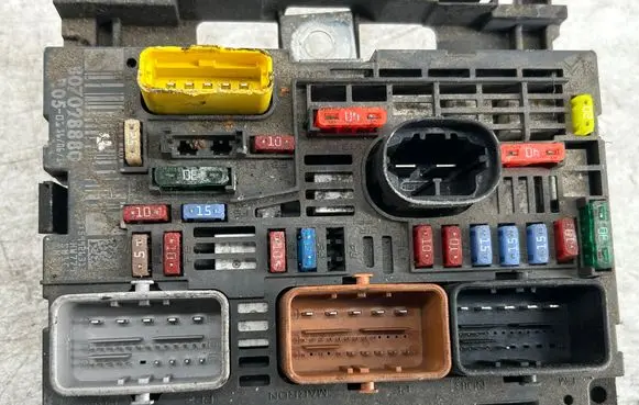 Peugeot 308 BSM Control unit 9807028880