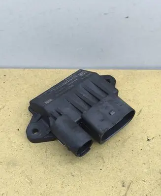 Mercedes-Benz E W212 Glow plug pre-heat relay 0522140710 22049009931 E2110021047