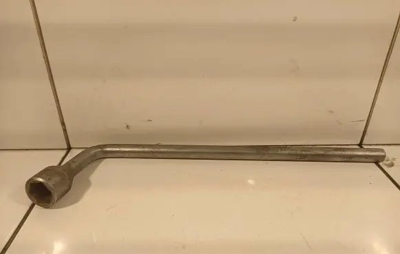 Mercedes-Benz E W211 Wheel nut wrench 1205810246