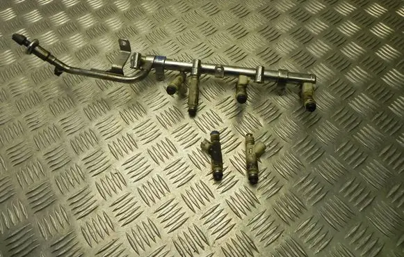 Ford Mondeo Mk III Fuel distributor 1S7EE7B VD17433