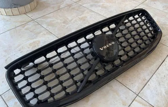 Volvo XC60 Front bumper upper radiator grill 32133812