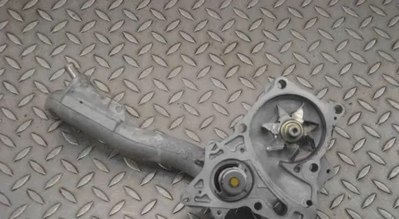 Toyota Land Cruiser (BJ70) Water pump H2501