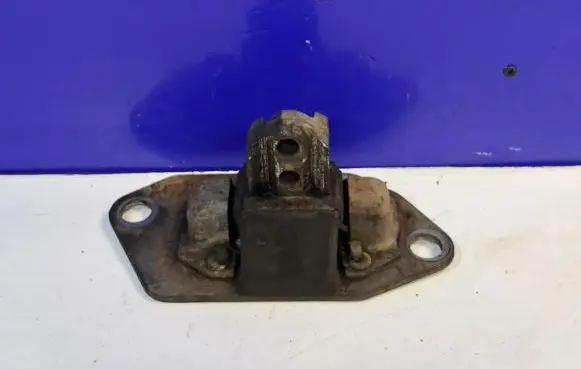 Volvo XC90 Engine mount bracket 30748811