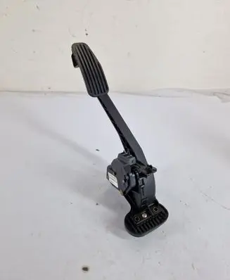 Accelerator throttle pedal