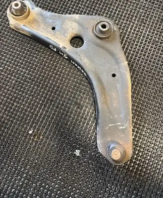 Nissan Qashqai Front lower control arm/wishbone 545004EA0B