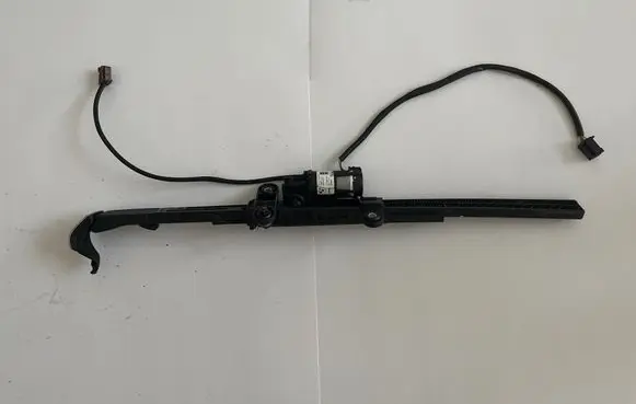 BMW 4 F32 F33 Seat belt height adjuster 7307916