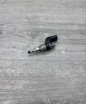 Volkswagen PASSAT B7 Fuel injector 03C906036J