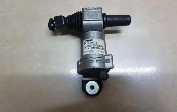 Mercedes-Benz ML W163 Vent window/glass motor A1638201442