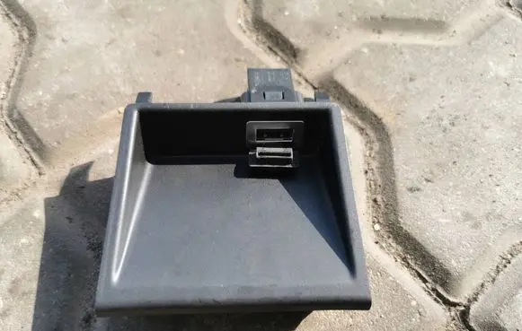 Volvo V40 USB socket connector 31306768 31307313