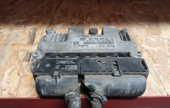 Volkswagen Golf V Engine control unit/module 03C906022AT 0261S04405