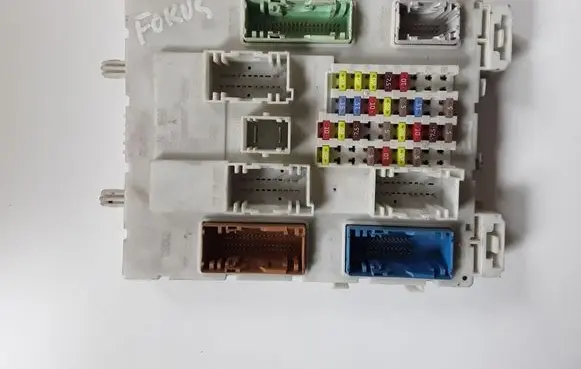 Ford Focus Fuse module AV6T9A340AAA