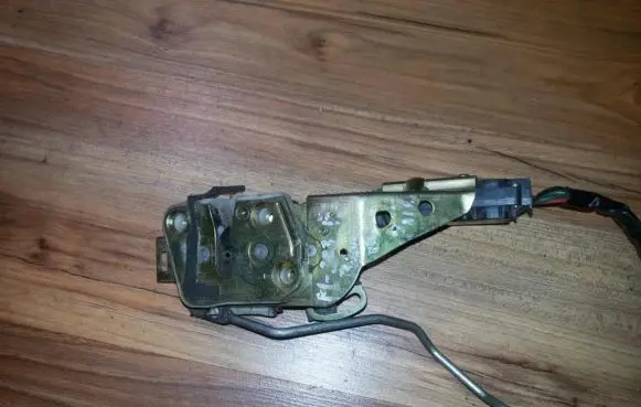 Mazda 323 F Front door lock