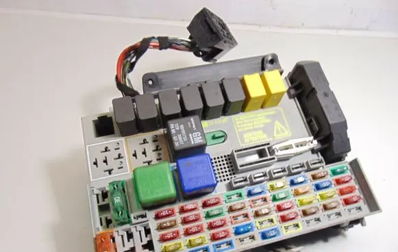 Opel Zafira A Fuse box set 24431677
