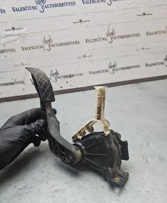 Accelerator throttle pedal