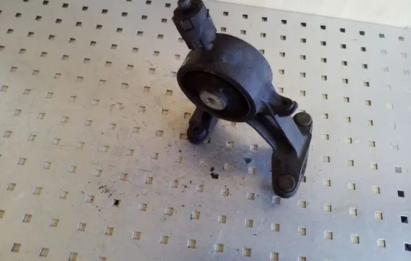 Toyota Avensis T270 Engine mount bracket