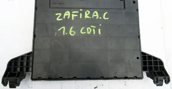 Opel Zafira C Fuse module 13449202