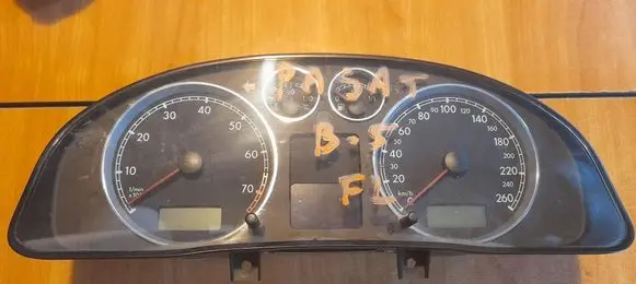 Volkswagen PASSAT B5 Speedometer (instrument cluster) 3B0920829
