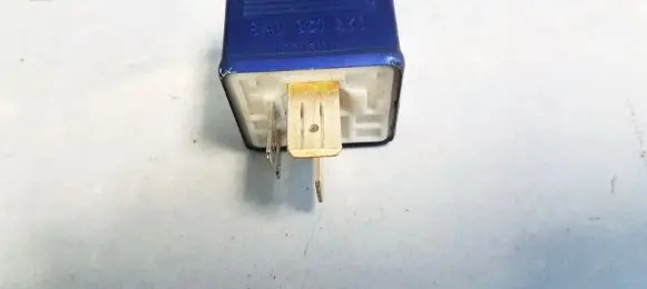 Volkswagen PASSAT B5 Other relay 8a0951253 899587