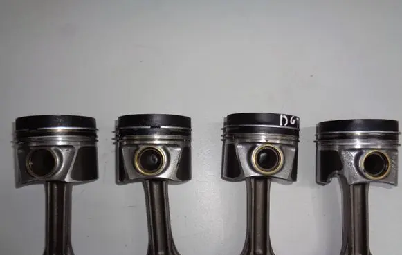 Volkswagen Golf VII Piston with connecting rod