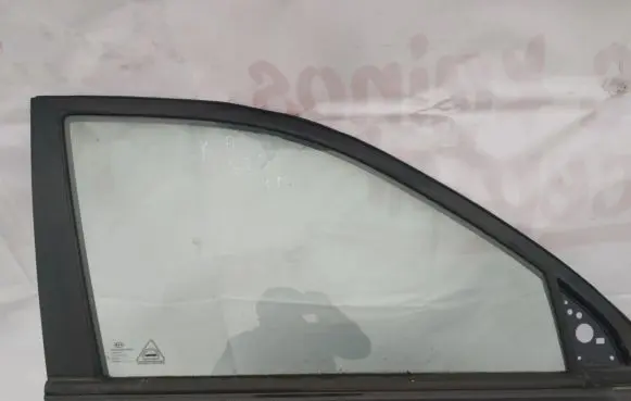 KIA Sportage Front door window glass four-door