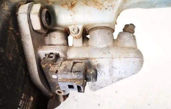 Volkswagen PASSAT B6 Master brake cylinder