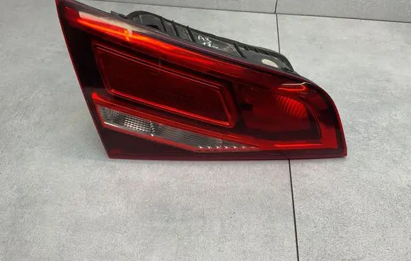 Tailgate rear/tail lights