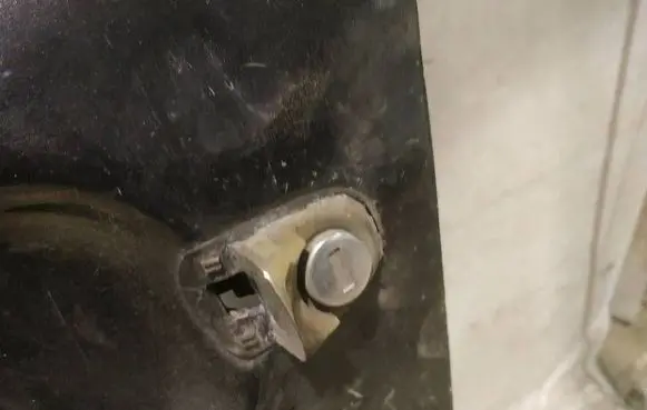 Volkswagen Touareg I Front door lock (next to the handle)