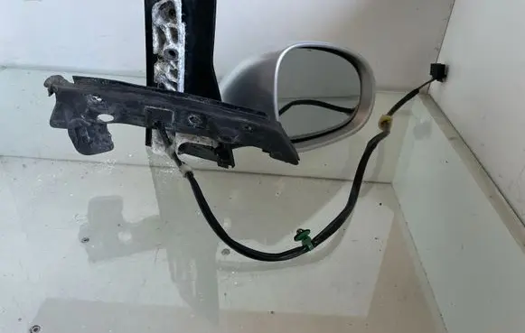 Volkswagen Golf Plus Front door electric wing mirror E1010836