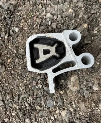 Engine mount bracket