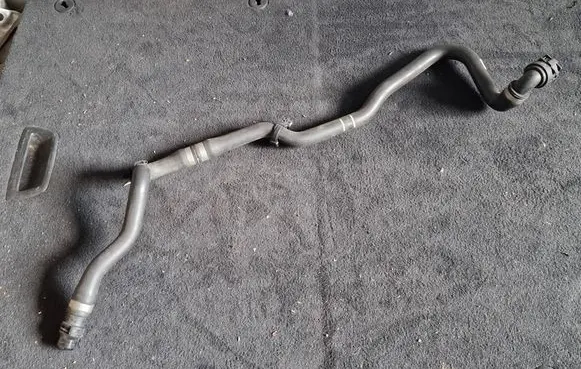 Engine coolant pipe/hose