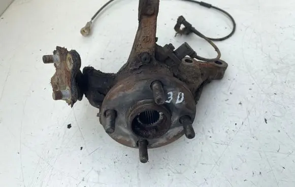Toyota Corolla Verso E121 Front wheel hub