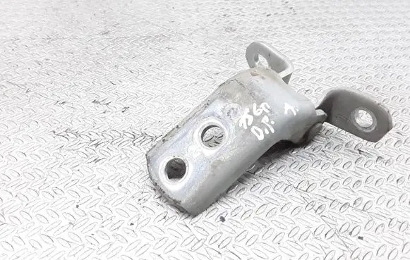 Toyota Avensis T220 Front door lower hinge 