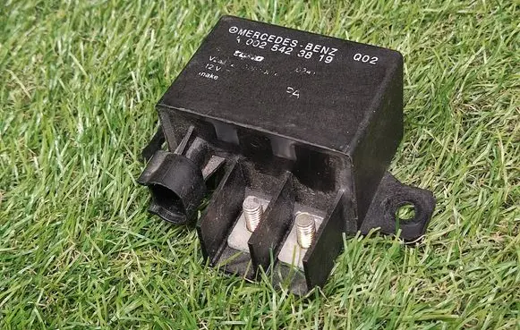 Mercedes-Benz ML W163 Charging relay A0025423819