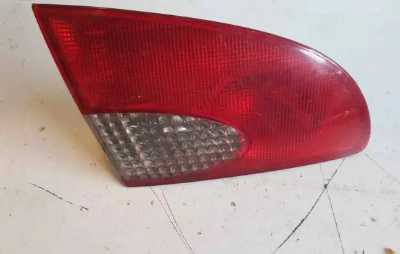Toyota Avensis T220 Tailgate rear/tail lights 23300102