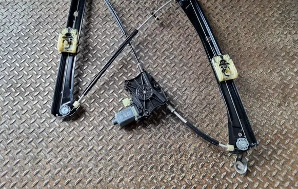 Volkswagen Tiguan Front door window regulator with motor 5NA837462A 5Q0959801C
