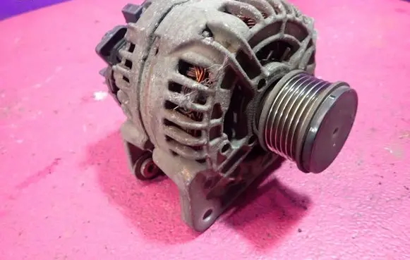 Renault Fluence Generator/alternator 8200660033A
