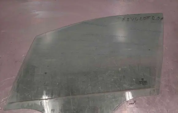 Peugeot 208 Front door window glass four-door 43R000464