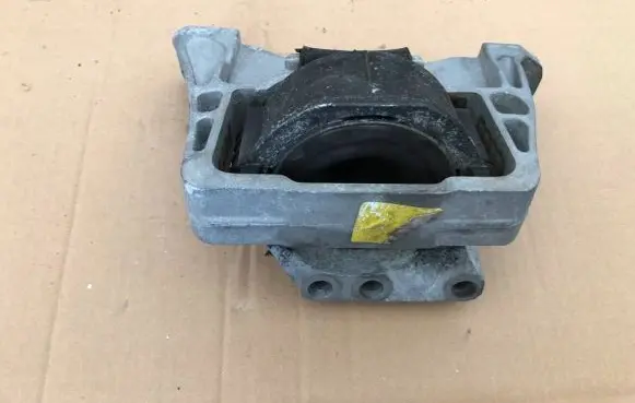 Ford Focus Engine mount bracket DV616F012