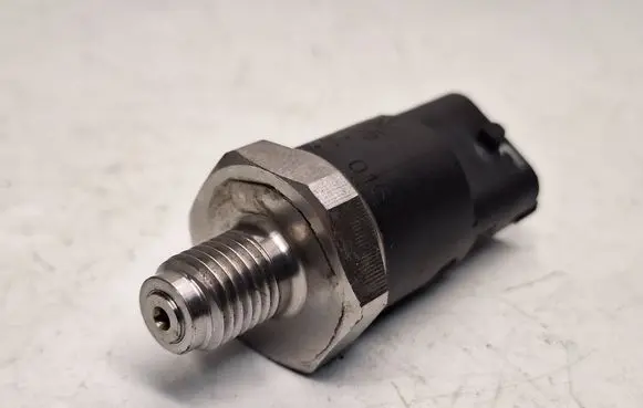 BMW 5 E39 Fuel pressure sensor 0281002475 13537781486 13532247581