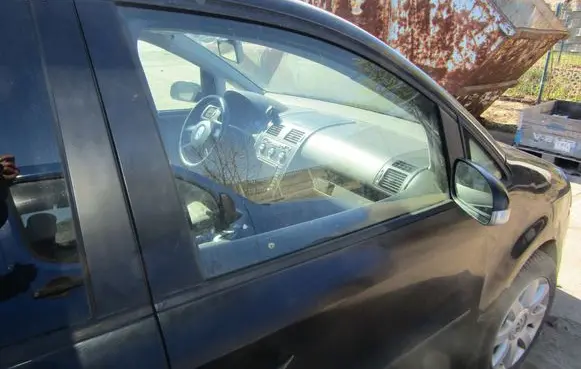 Volkswagen Cross Touran I Front door window glass four-door 