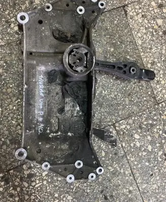Volkswagen Touran I Front subframe