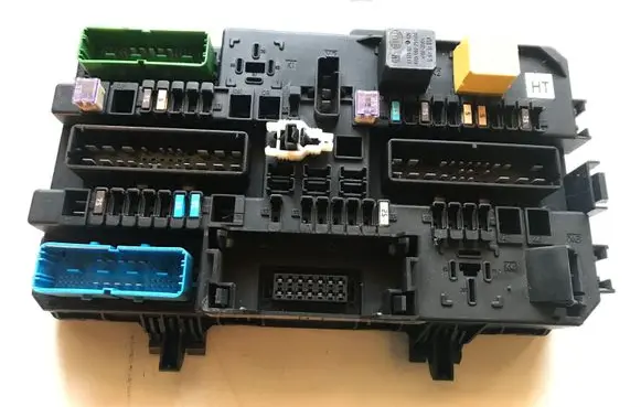 Opel Zafira B Fuse module 13222173