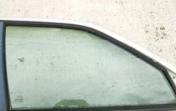 Peugeot 405 Front door window glass four-door