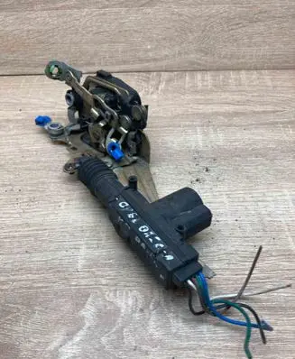 Opel Omega B1 Front door lock 09193443