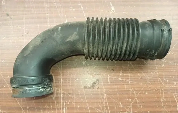 Air intake hose/pipe