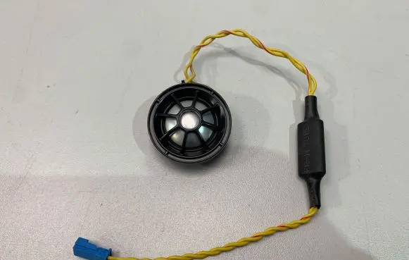 Front door high frequency speaker