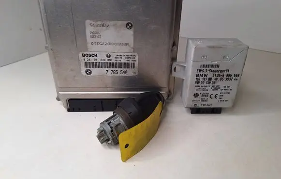 BMW 5 E39 Engine control unit/module 0281001830 7785540